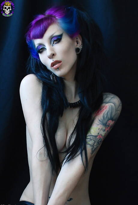 Gothic Sluts offers a free pic gallery with Razor Candi has a nice form