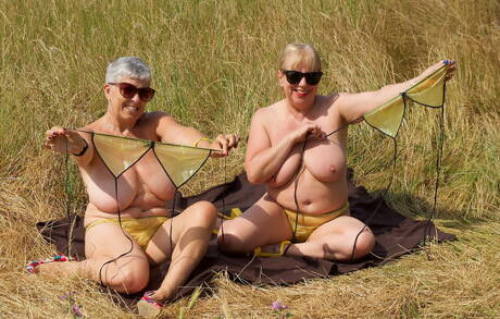 TAC Amateurs invite you to explore xxx pictures with Savana in lesbian sex scene