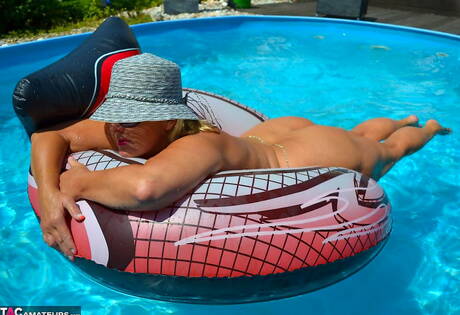 TAC Amateurs offers xxx pic gallery with Nude Chrissy xxx gallery 270692