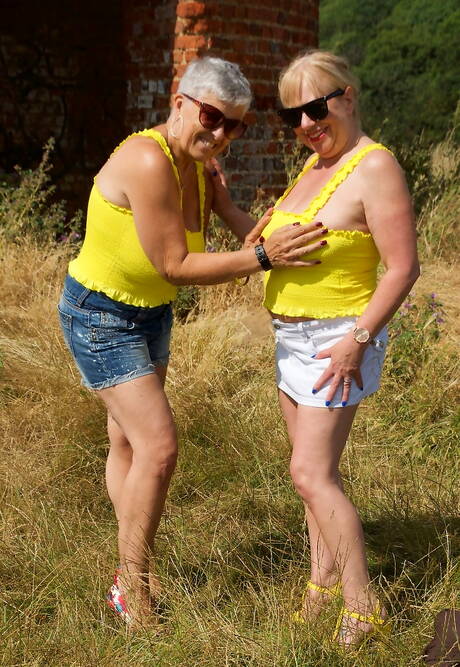 TAC Amateurs pleased to share with you a free picture gallery with Savana in passionate lesbian foreplay